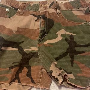 camo shorts, sizes 16 never worn just didnt fit my body the way i wanted it to.
